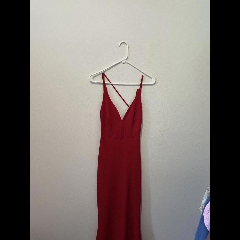 Lulus- Elegant Red Evening Dress with Cross-Strap Design